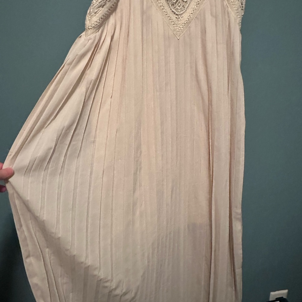 Crochet details on beautiful pleated dress NWT L - Picture 4 of 8